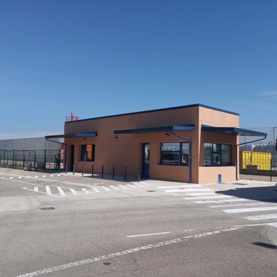 Caseta acceso en fábrica de papel